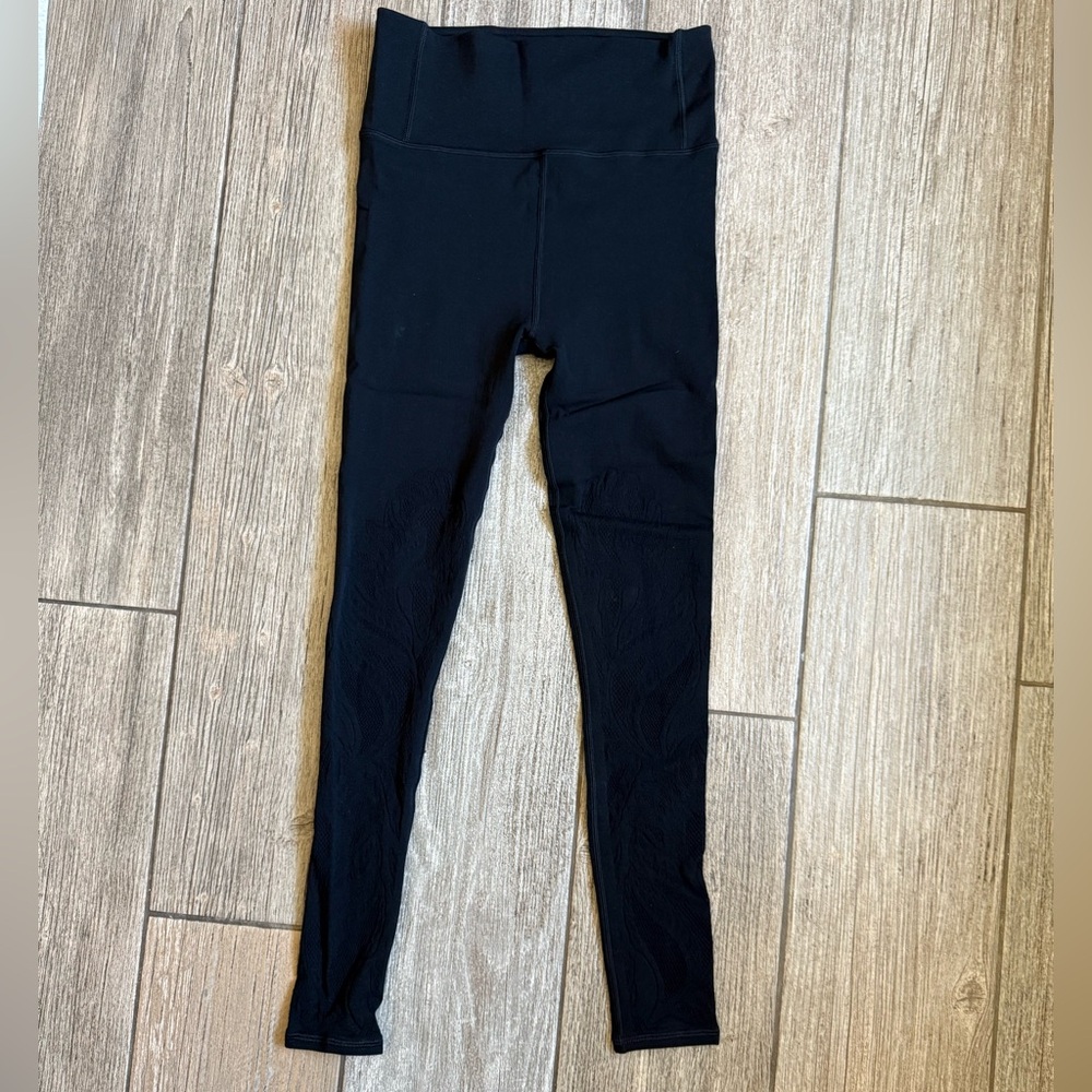 lululemon athletica women’s Black High-Waisted Leggings w/ cut out design on leg